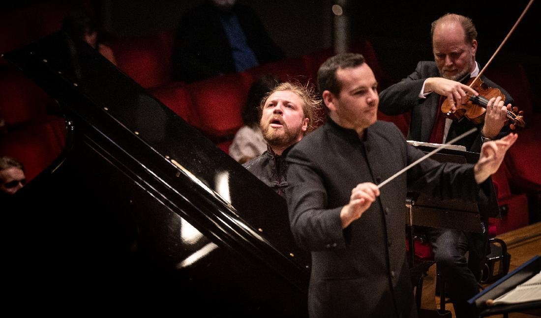 

Filharmonikerna framförde nyligen Ravel, Mägi och Rachmaninov under ledning av Bringuier. Som solist framträdde Kozhukhin. Foto: Nadja Sjöström                                                                                        