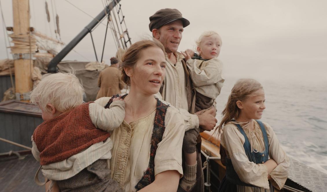 
Karl-Oskar och Kristina från Duvemåla med sina barn på väg över Atlanten till det nya hemlandet i filmen Utvandrarna. Foto: SF Studios                                            