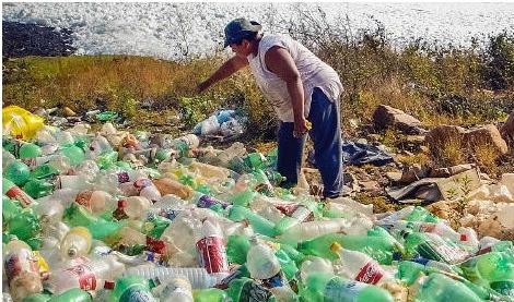 
Mikroplaster kan delas in i två huvudtyper beroende på var de kommer ifrån, primära och sekundära. Sekundära mikroplaster släpps ut då plastföremål sönderfaller. Foto: Mauricio Lima/AFP via Getty Images                                            