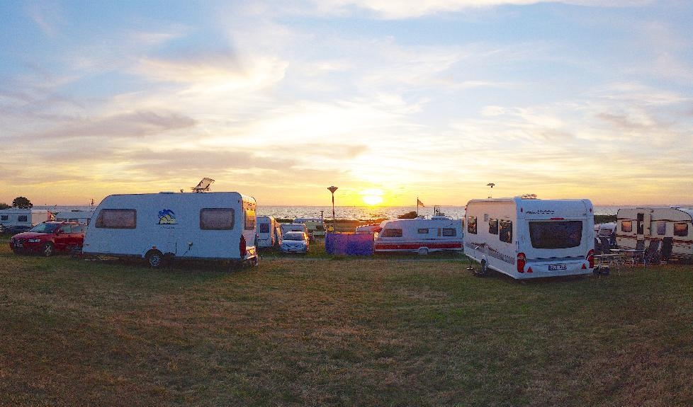 

Camping i Barsebäck, från den tiden då husbilen var vårt sommarhem. Solen går ner i havet och natten faller snart. Foto: Emil Almberg                                                                                        