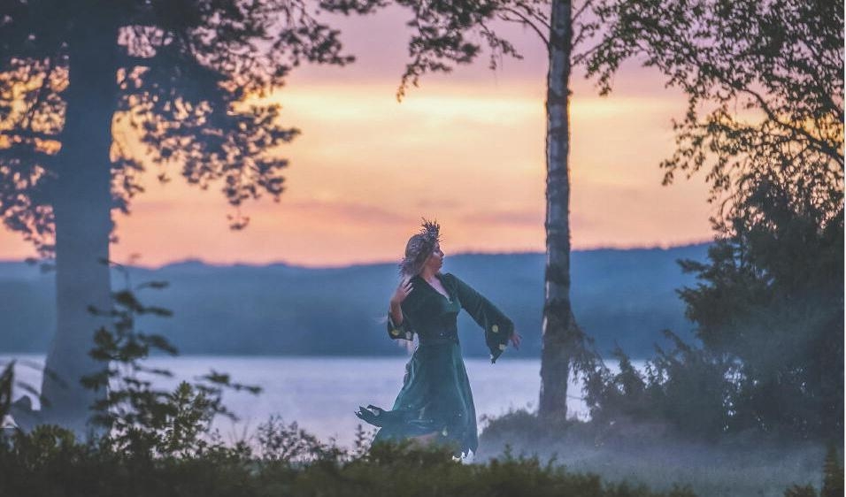 Rebecca Larsson som skogsfrun i bygdespelet Trollbröllopet på Lämåsens naturscen. Foto: Jesper Lundberg