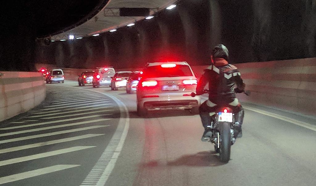 

Motorcyklister lever farligt i trafiken, snabbt tar de sig fram. Plötsligt kan de befinna sig framför din bil! Foto: Emil Almberg                                                                                        