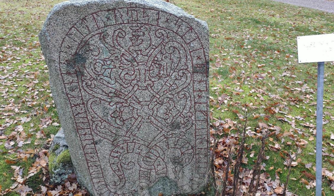 Mitt på gårdsplanen står den som en udda utsmyckning, fotograferad i en vinkel som försöker helga privatpersonernas frid. Foto: Emil Almberg