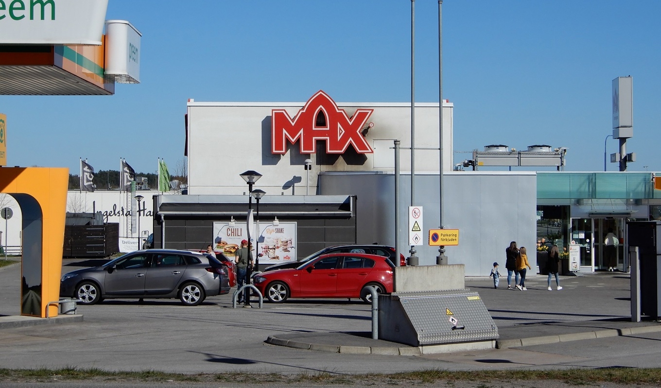 Det var utanför den här snabbmatsrestaurangen på Koppargatan i Norrköping som en man med kriminella kopplingar mördades i en gängrelaterad konflikt på kvällen den 11 april 2020. Foto: Göran Jacobson