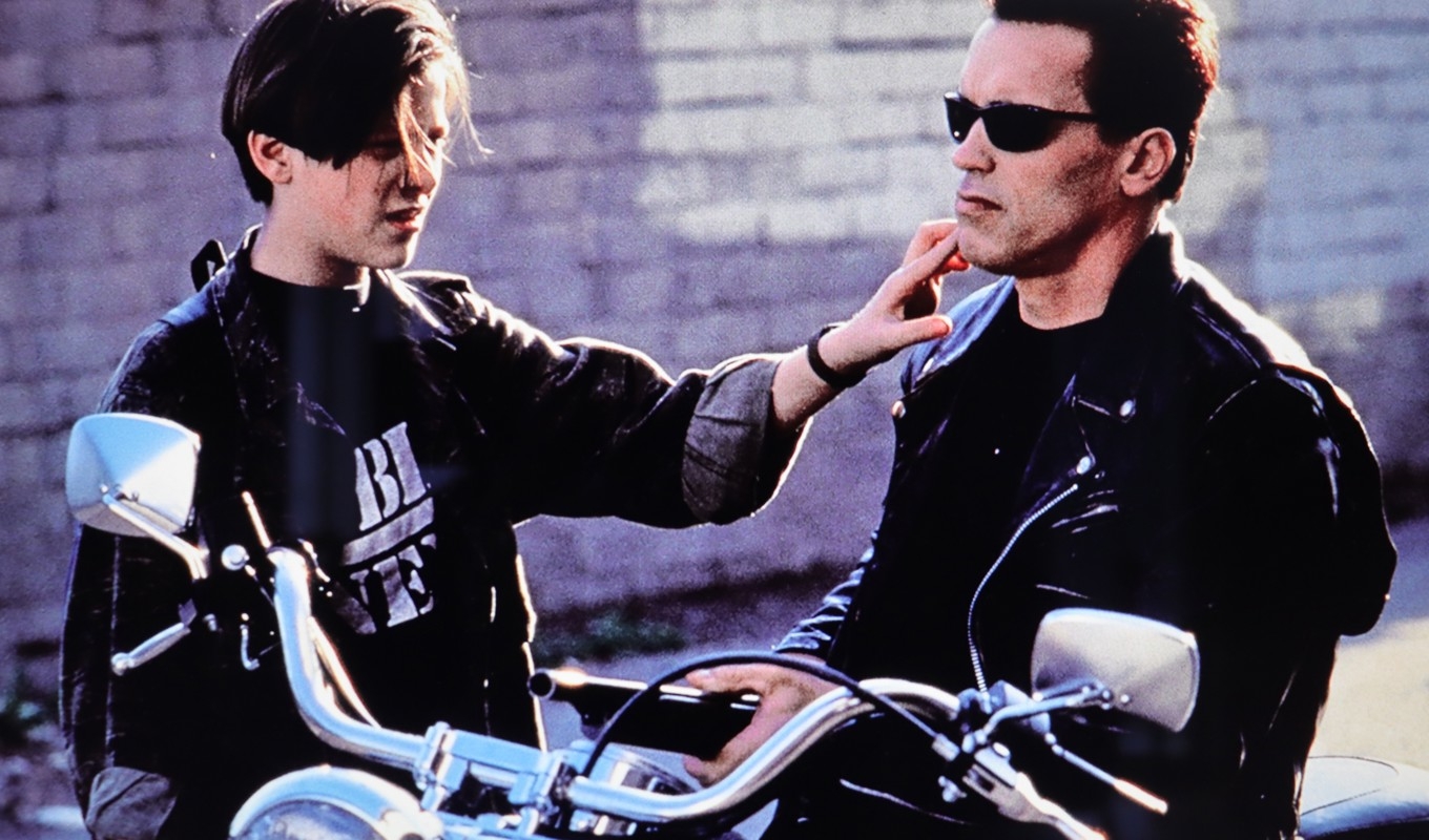 John Connor (Edward Furlong) känner på T-800:s ansikte och fascineras av hur äkta huden känns.