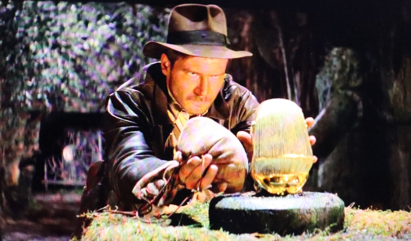 Indiana Jones lyckas lägga beslag på en forntida relik i ett tempel i Peru. Men runt omkring honom lurar många faror.