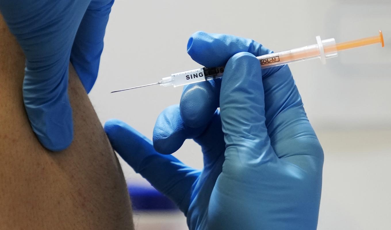 En anställd på Svea Vaccin säger att han är läkare trots att han inte har någon läkarlegitimation. Foto: Eugene Hoshiko/Pool AFP via Getty Images