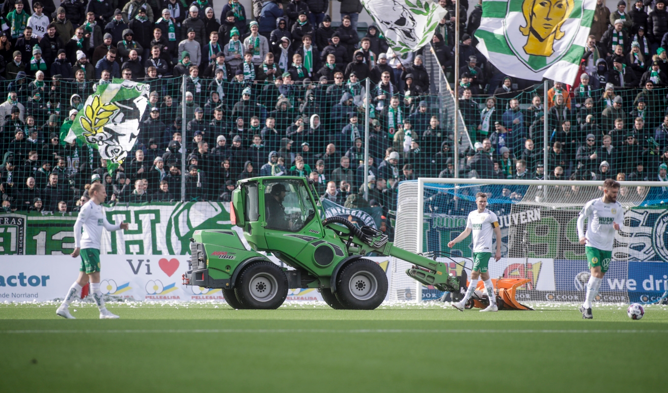 Med ändrad säsong till höst/vår kan det bli ytterligare en kostnad för lagen: snöröjning. Väger det sportsliga upp? Foto: Mats Andersson/TT