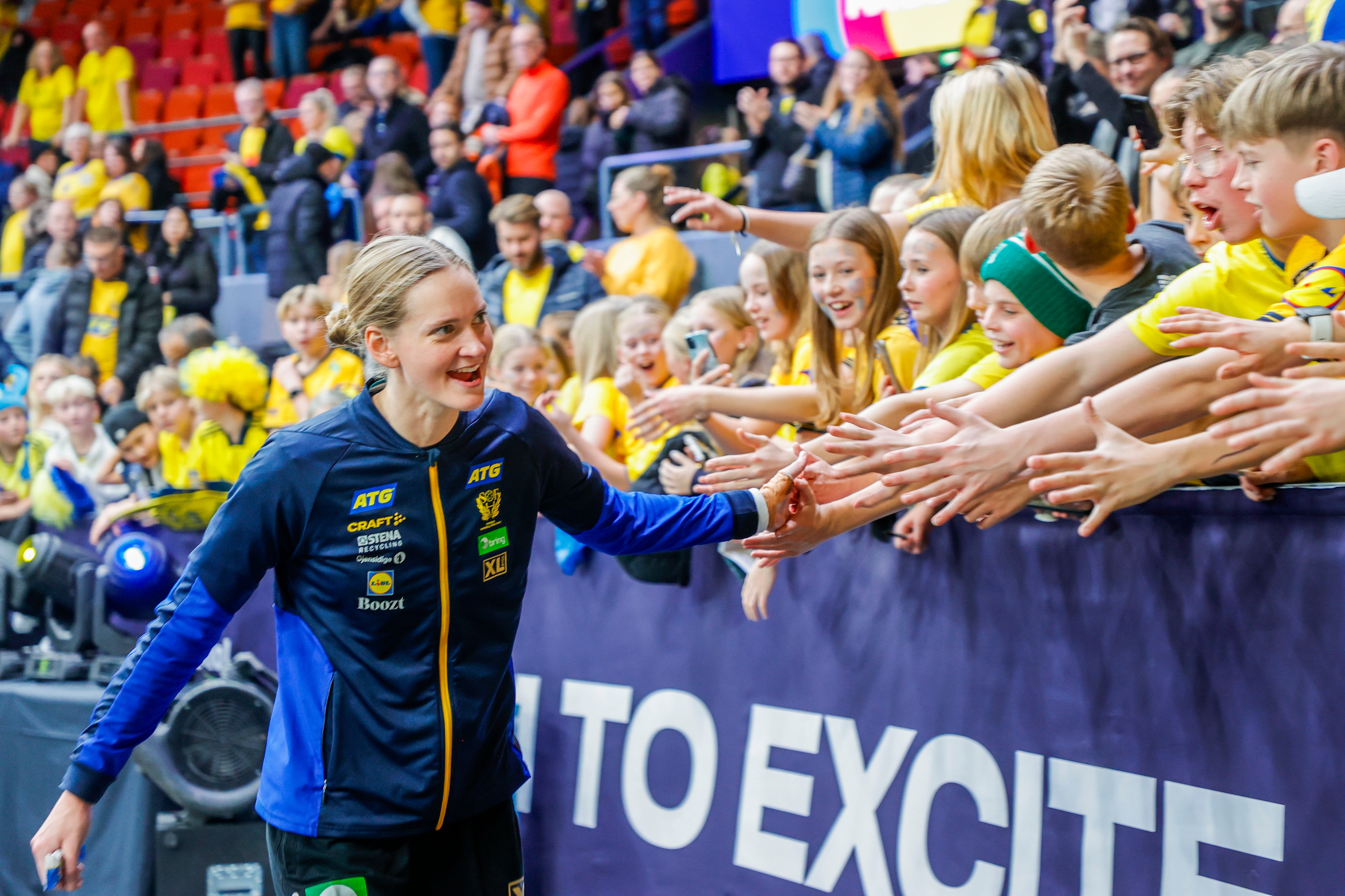 Målvakten Johanna Bundsen och de andra svenskorna har bjudit på sig själva under VM. Många barn och ungdomar fanns på läktaren i hemmamatcherna. Foto: Adam Ihse/TT