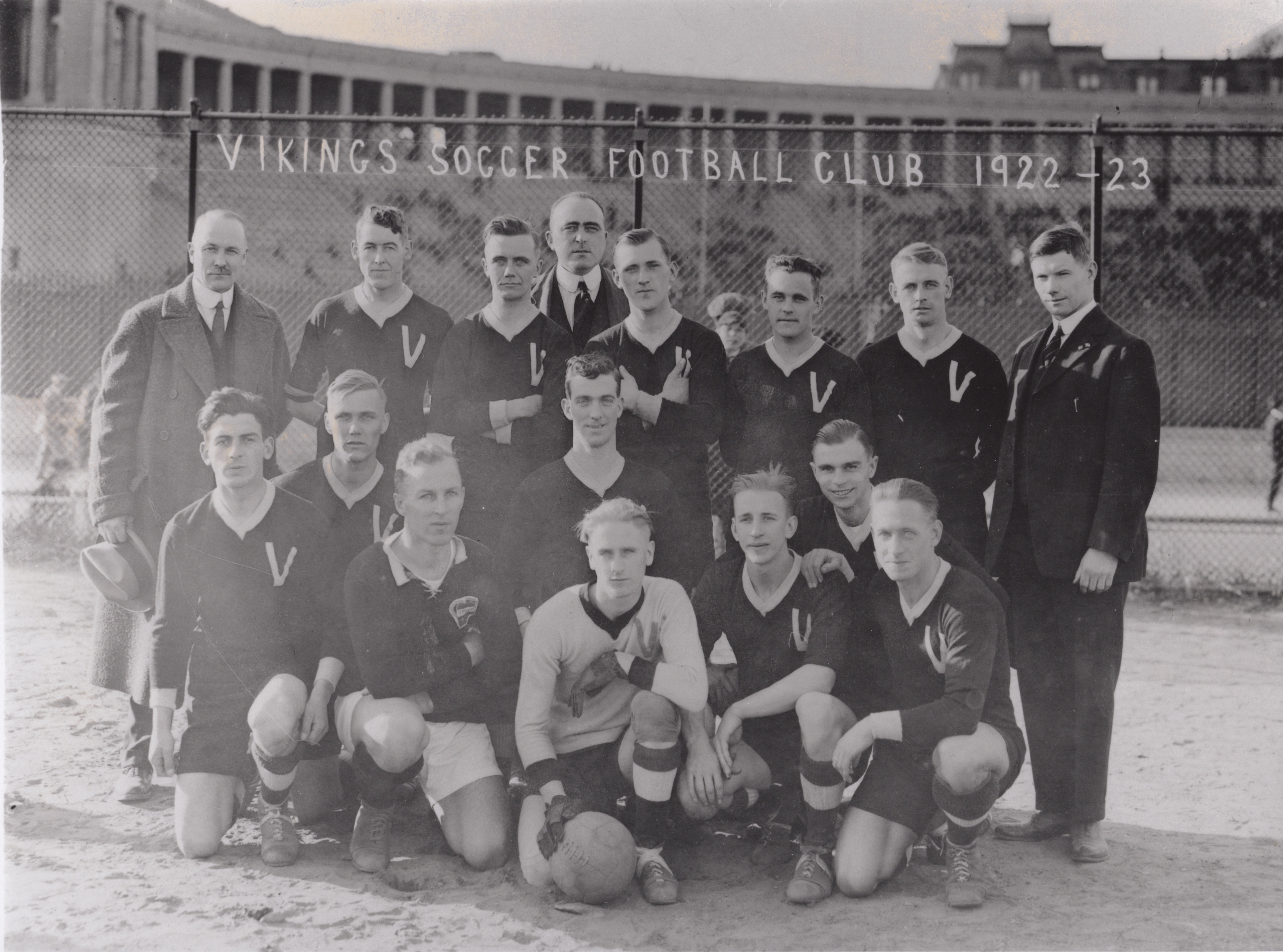 Viking AC 1922/23. Stående fr.v. Charles Olson (kassör), John Kvist, Vilgot Peterson, Ernest Viberg (manager), Herbert ”Murren” Carlson, Ragnar Granqvist, Ture Lindqvist och Harald Wictorin (massör). Främst Jim Wolff, Sven Nordin, Walter Adamson, Gustav Larson, målvakten Anton Östman, Evert Norling, Max Hirsch och Thore Sundberg. Foto: Privat