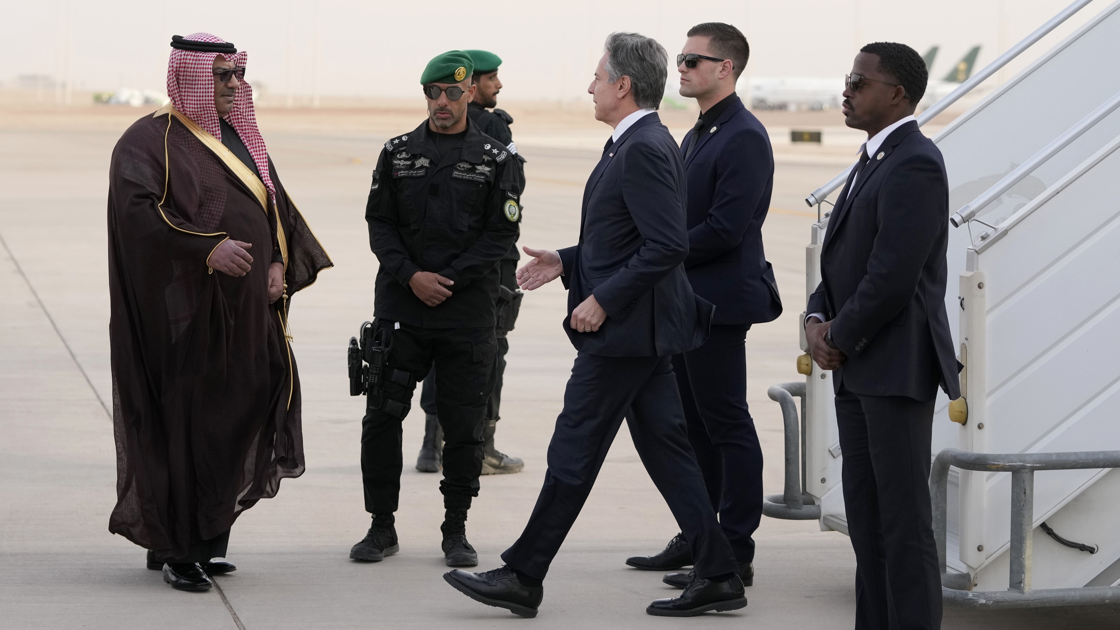 USA:s utrikesminister Antony Blinken anländer till Saudiarabien och möts av den saudiske protokollschefen Mohammed al-Ghamdi. Foto: Mark Schiefelbein/Pool via AP/TT