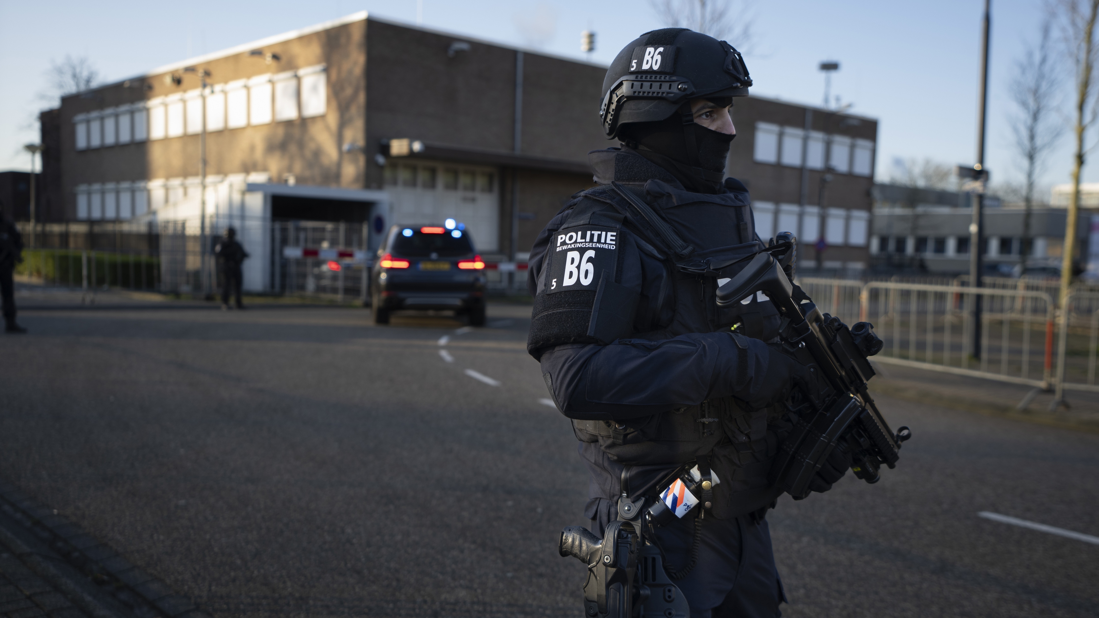 Säkerheten kring rättegången har varit mycket hög. Här förs misstänkta, som senare skulle dömas, till domstolen. Foto: Peter Dejong/AP/TT