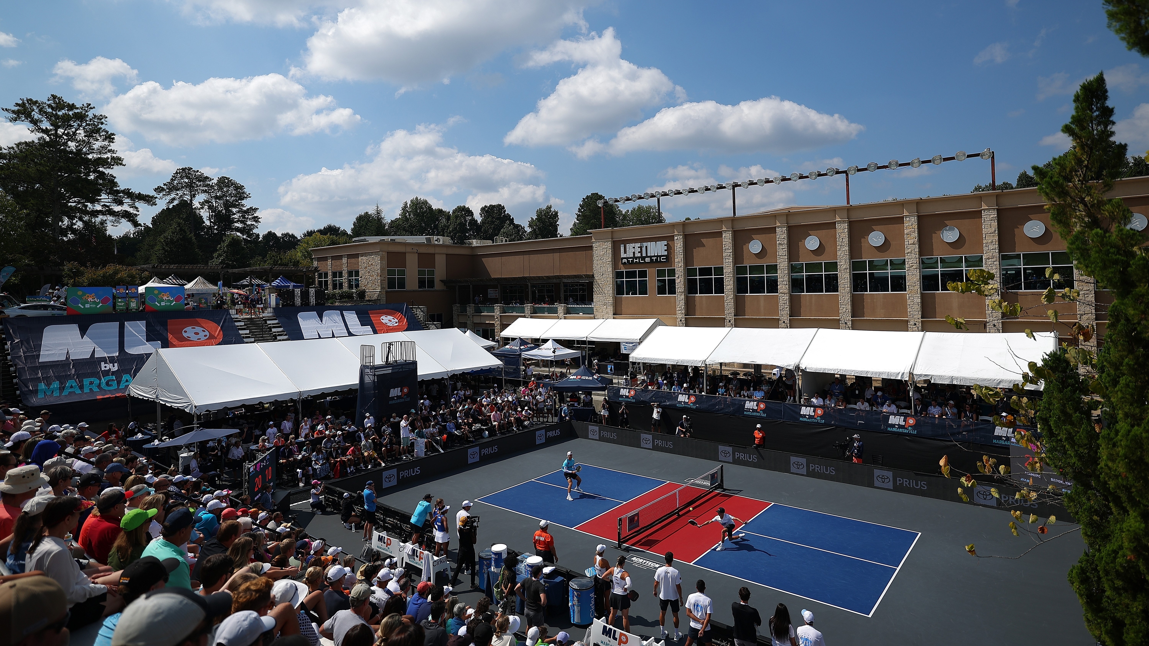 I USA spelar cirka 50 miljoner pickleball och turneringarna drar storpublik. Två proffsligor finns, men de flesta spelarna hittar man i stadsparkerna. Foto: Kevin C. Cox/Getty Images