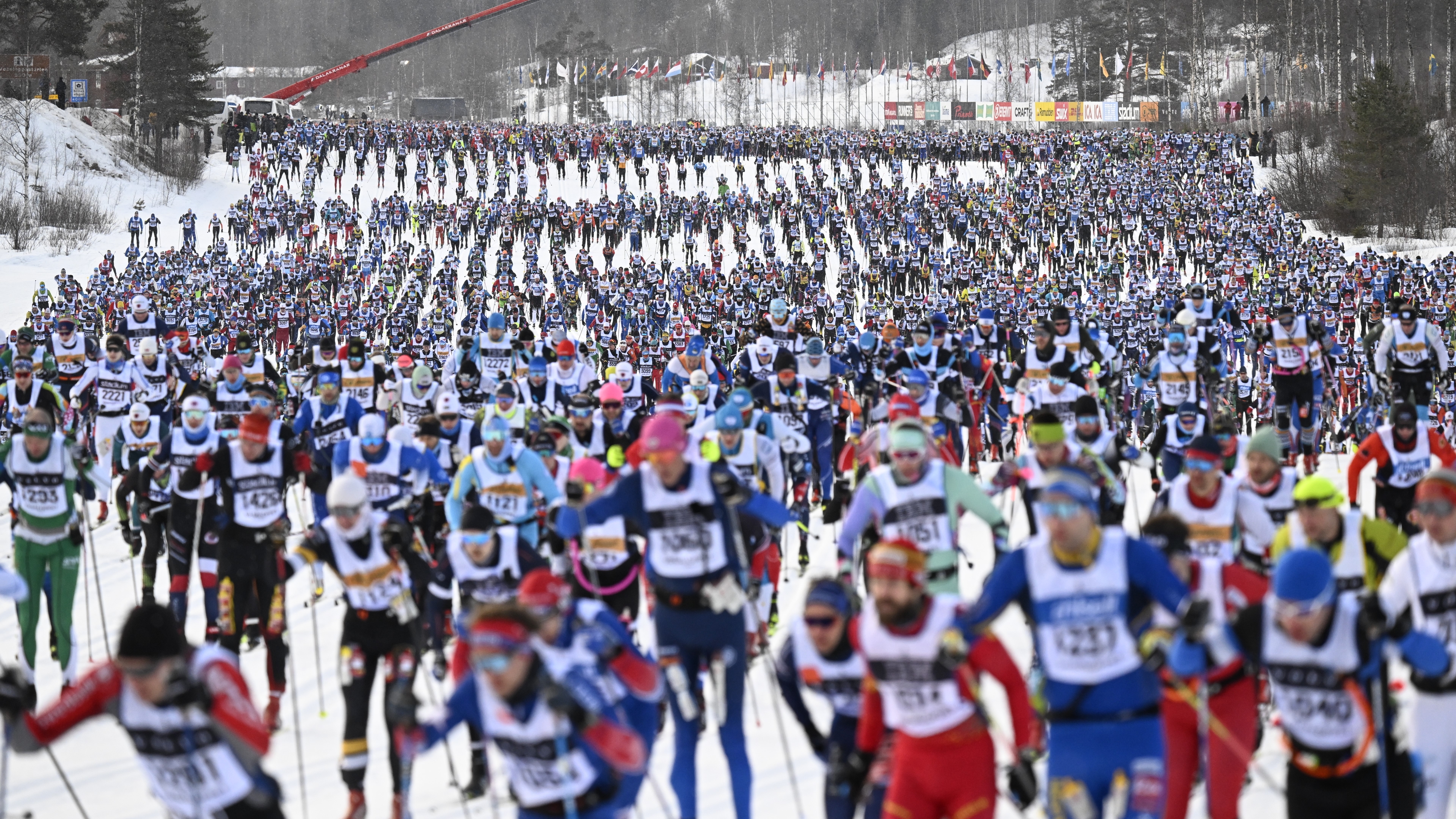 Det duger inte att ropa ”Ur spår!” för att få fri lejd ner till Mora från starten i Berga by. Men, med nästan 90 kilometer kvar till mål kommer det tillfällen då det går att åka om, eller bli omkörd. Foto: Ulf Palm/TT