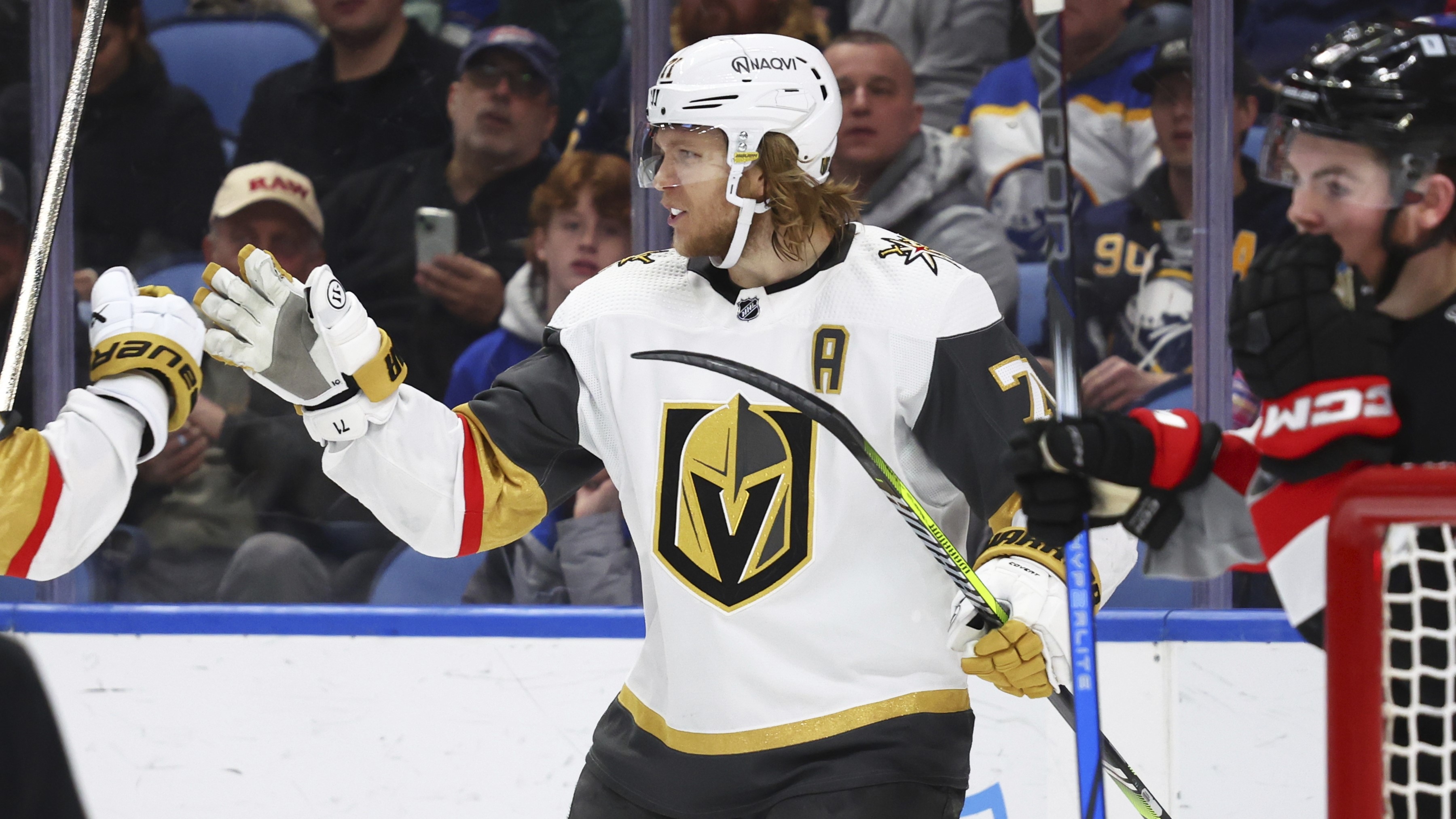 Svenske forwarden William Karlsson satte målet som inledde Las Vegas vändning mot Seattle som laget till slut vann med 5–4 genom mål i förlängningen. Foto: Jeffrey T. Barnes