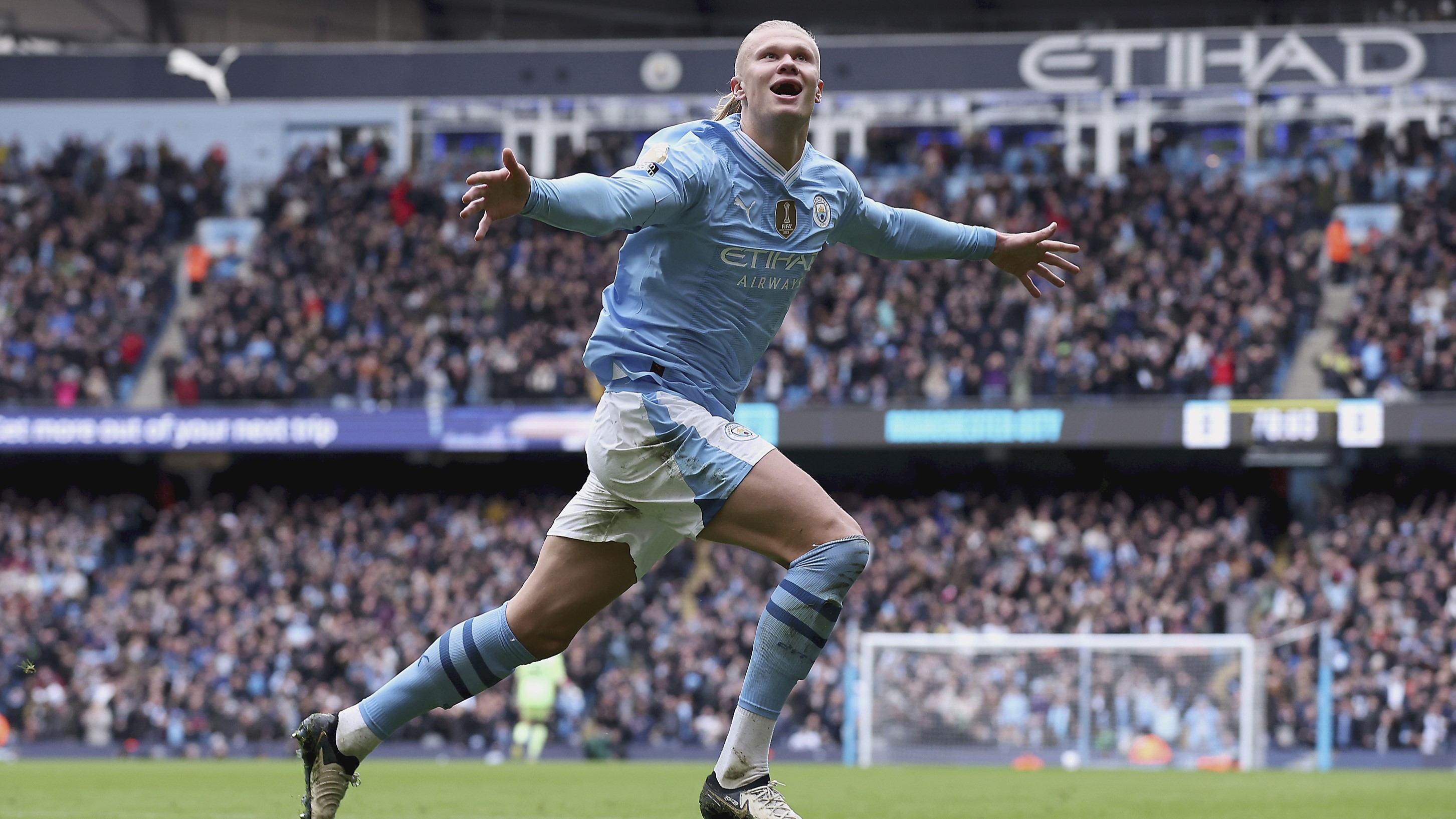 Manchester Citys center, Erling Haaland, firar ett av säsongens 18 mål hittills i Premier League. Med det leder norrmannen skytteligan. Foto: Alex Livesey/Getty Images