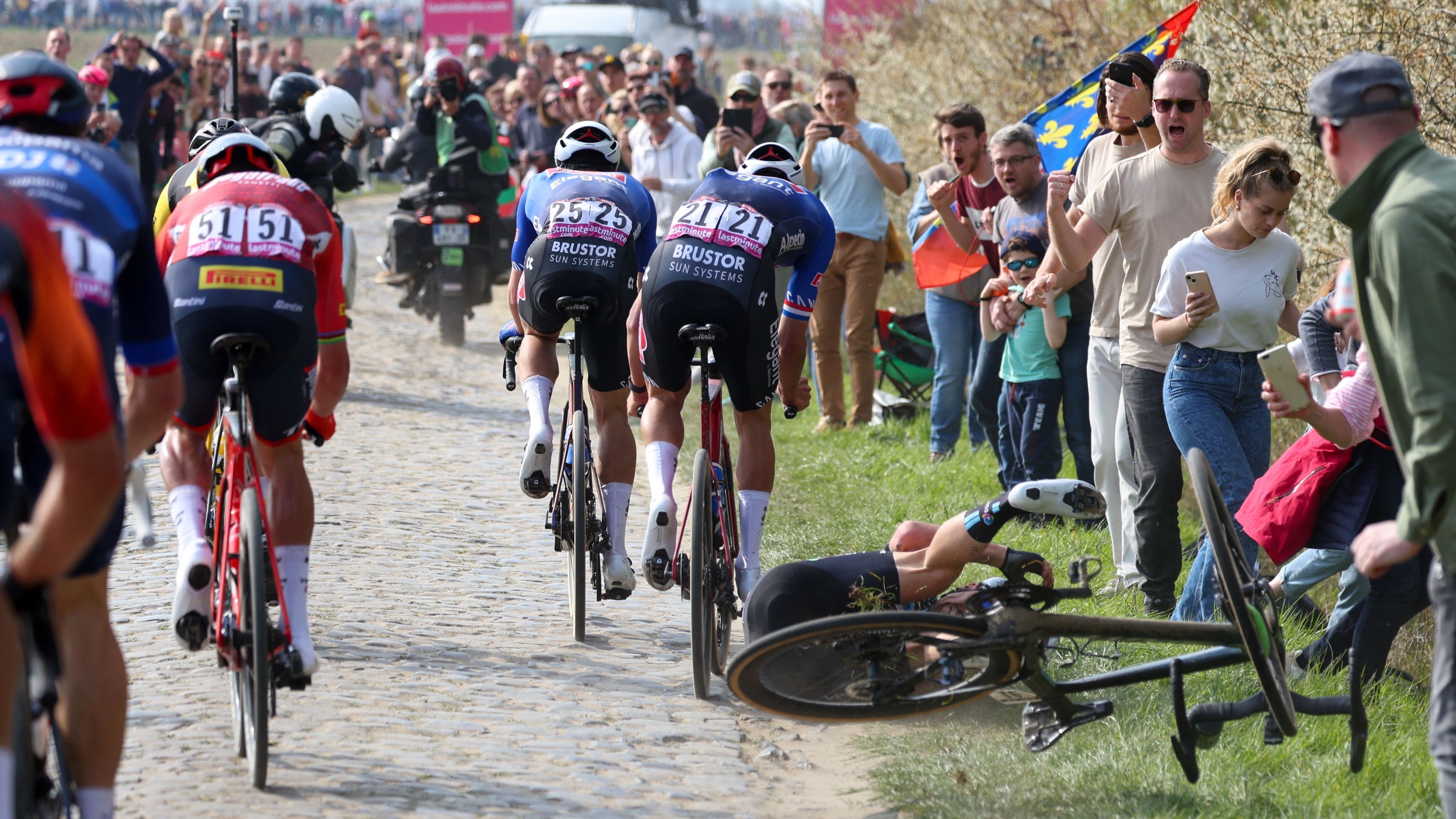 Siktar du på en seger i en klassiker får du ta en vurpa. Det finns två slags cyklister, de som har vurpat och de som kommer att vurpa. Foto: Pool Etienne Garnier/BELGA MAG/AFP via Getty Images