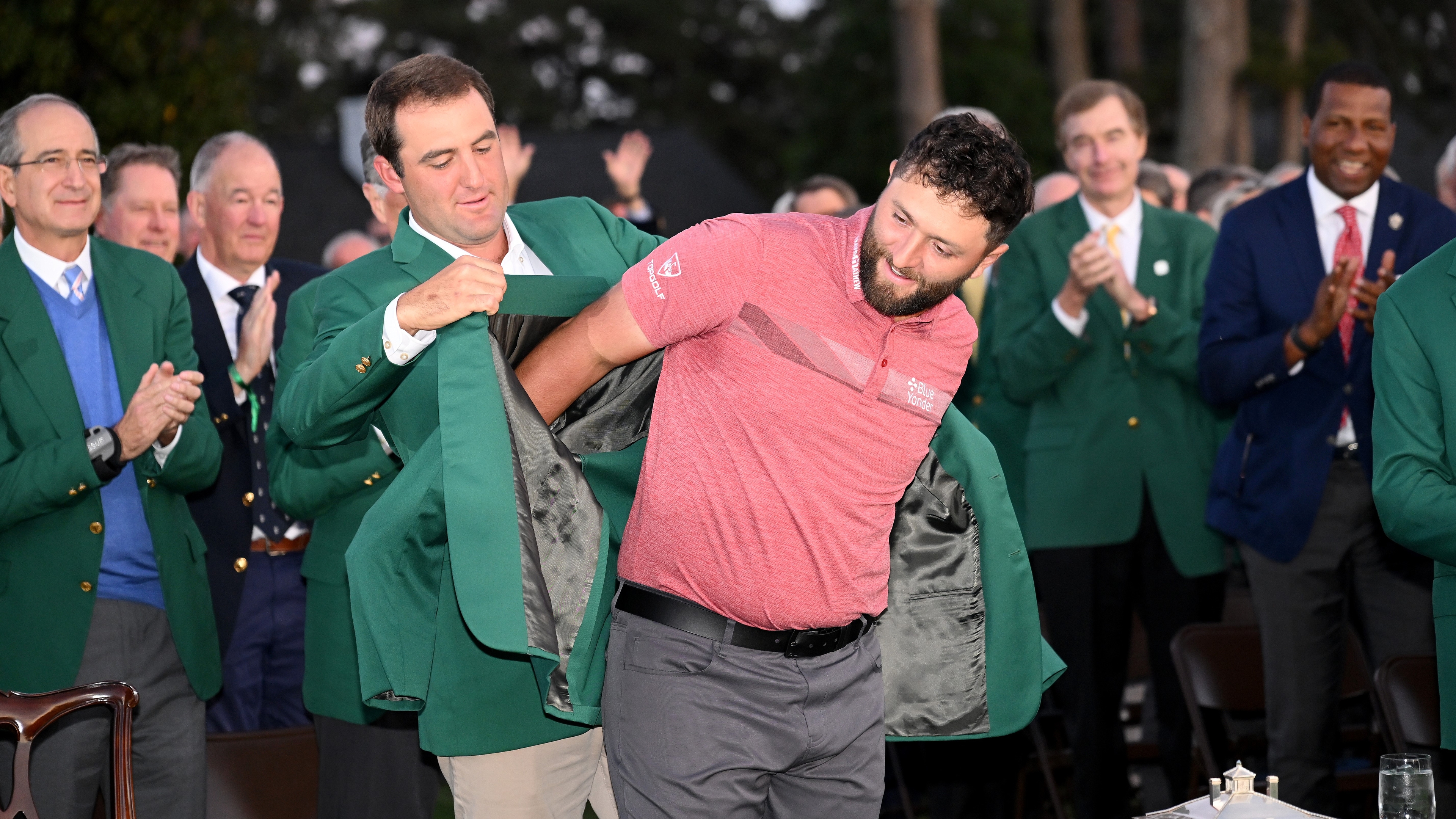 Jon Rahm från Spanien vann Masters på Augusta förra året. Här får han den gröna kavajen av vinnaren från 2022, amerikanen Scottie Scheffler. Foto: Ross Kinnaird/Getty Images