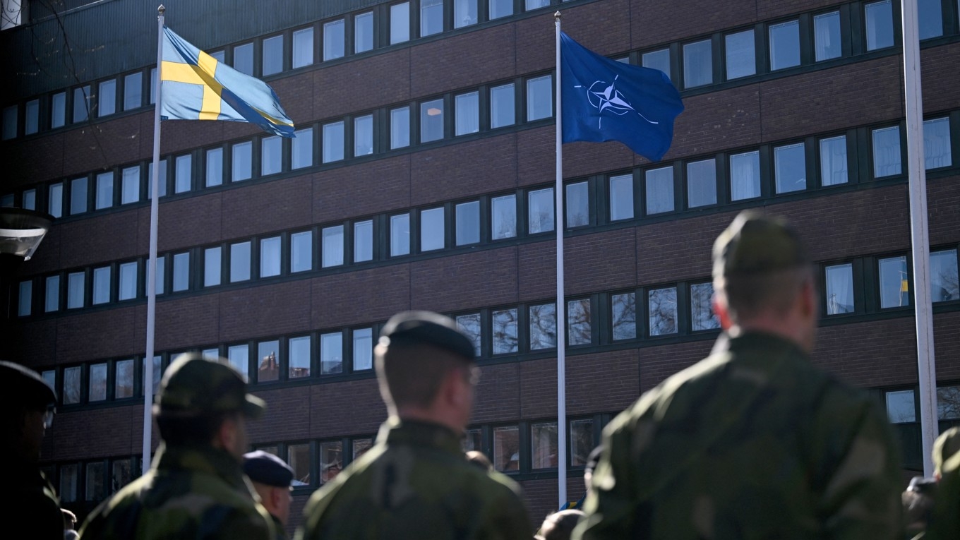 Svenska flaggan och Natoflaggan sida vid sida utanför Försvarsmaktens högkvarter i Stockholm. DCA-avtalet med USA har väckt reaktioner. Foto: Jonathan Nackstrand/AFP via Getty Images