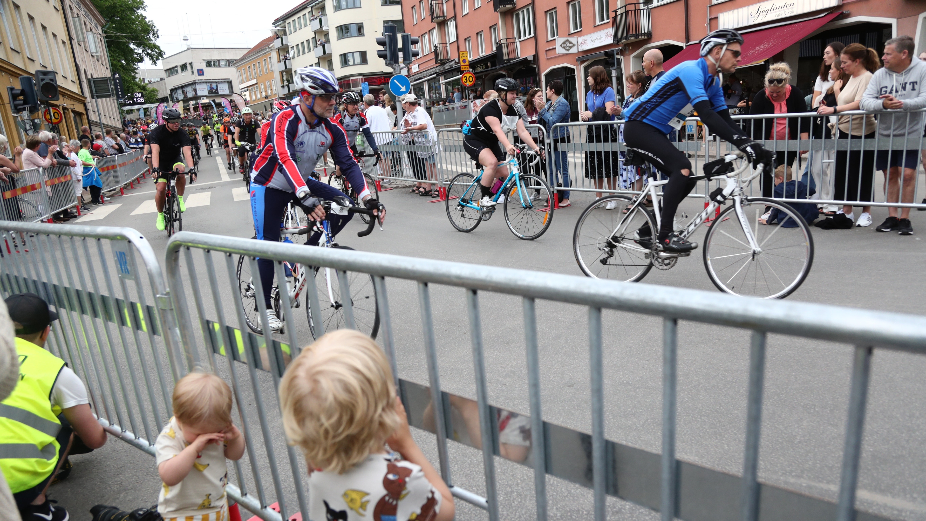 Vätternrundan kräver rikligt med avstängningar och åtgärder som påverkar trafikflödet längs den 315 km långa sträckningen. Foto: Jeppe Gustafsson/TT