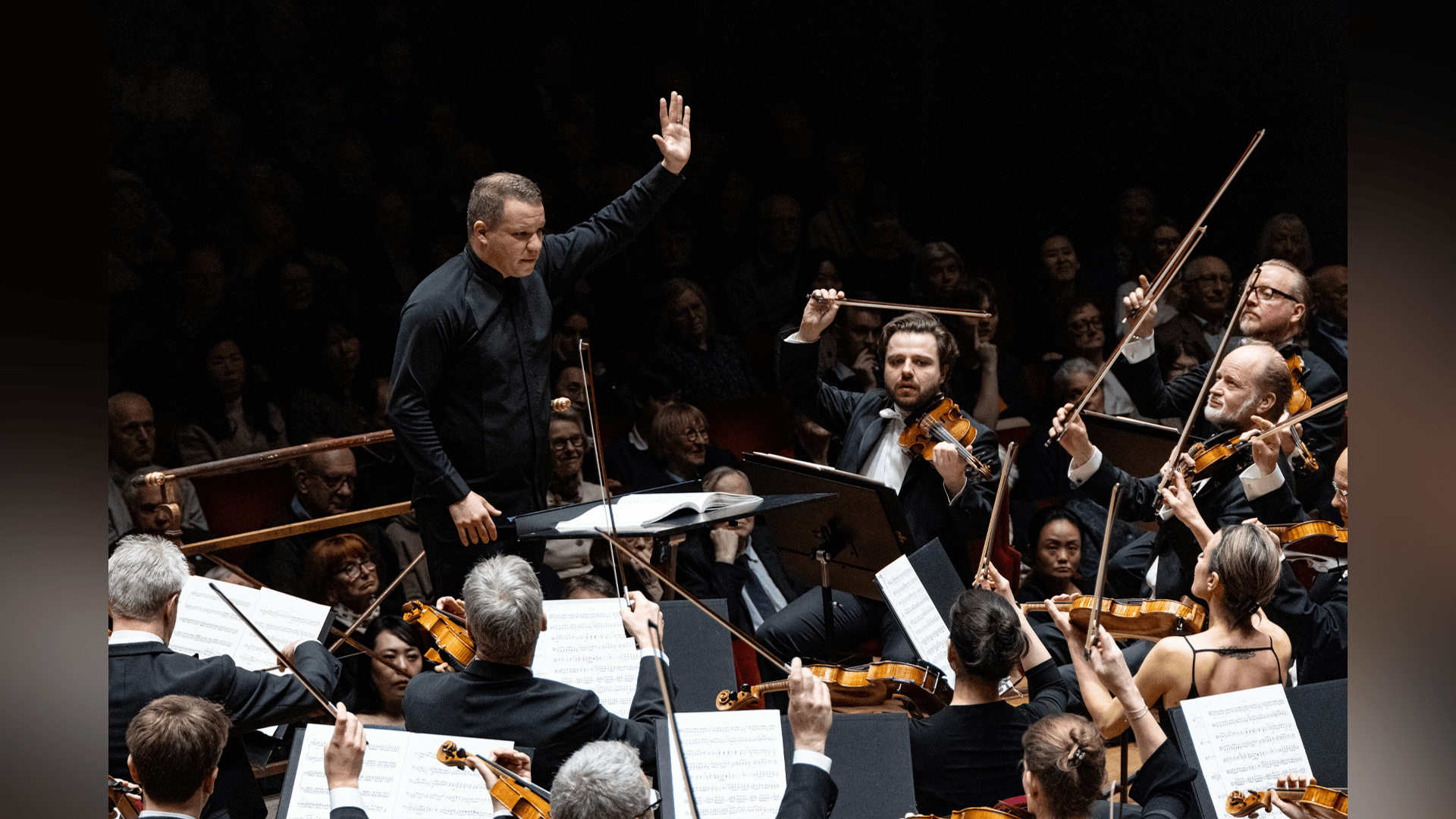 Seong-Jin Cho och Filharmonikerna under Ryan Bancroft excellerade i Saint-Saëns femte pianokonsert, den ”egyptiska”. Foto: Yanan Li