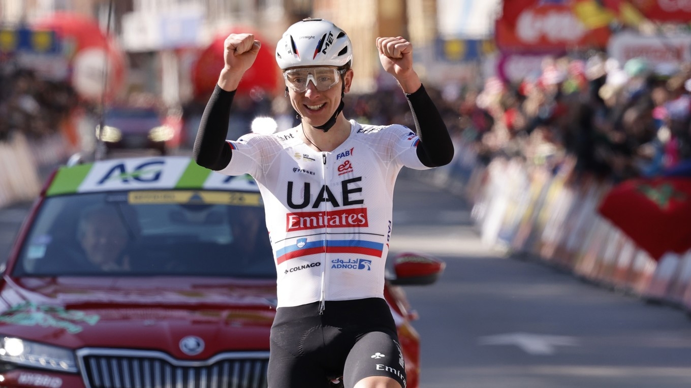 Slovenen Tadej Pogacar, tävlande för Team UAE Emirate, har få ordentliga utamanare till seger i Girot. Endast en vurpa eller mekaniskt problem kan stoppa honom. Foto: AP Photo/Geert Vanden Wijngaert) VLM110