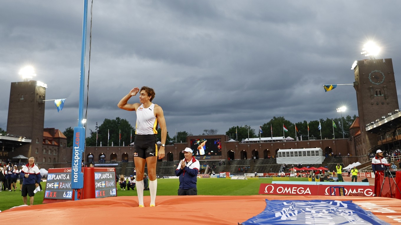 Mondo Duplantis segrade i fjolårets Diamond League på Stadion där flera timmars hällregn spolierade möjligheterna till världsrekord och andra toppresultat. Väderprognosen inför söndagens tävlingar ser betydligt bättre ut. Foto: Fredrik Persson/TT