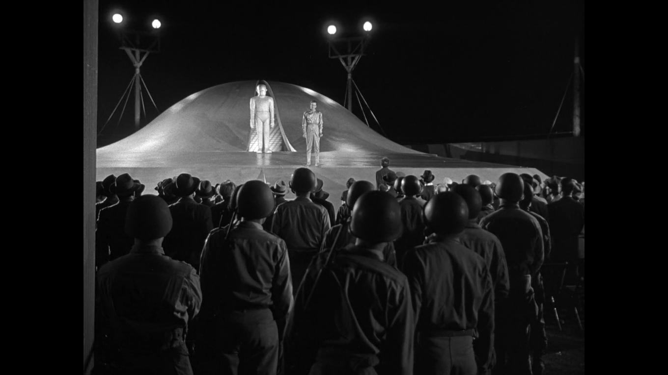 Liksom änglar och demoner symboliserar ofta utomjordingar det goda eller onda. I Mannen från Mars möter vi godhet. Foto: Robert Wise och Leo Tover