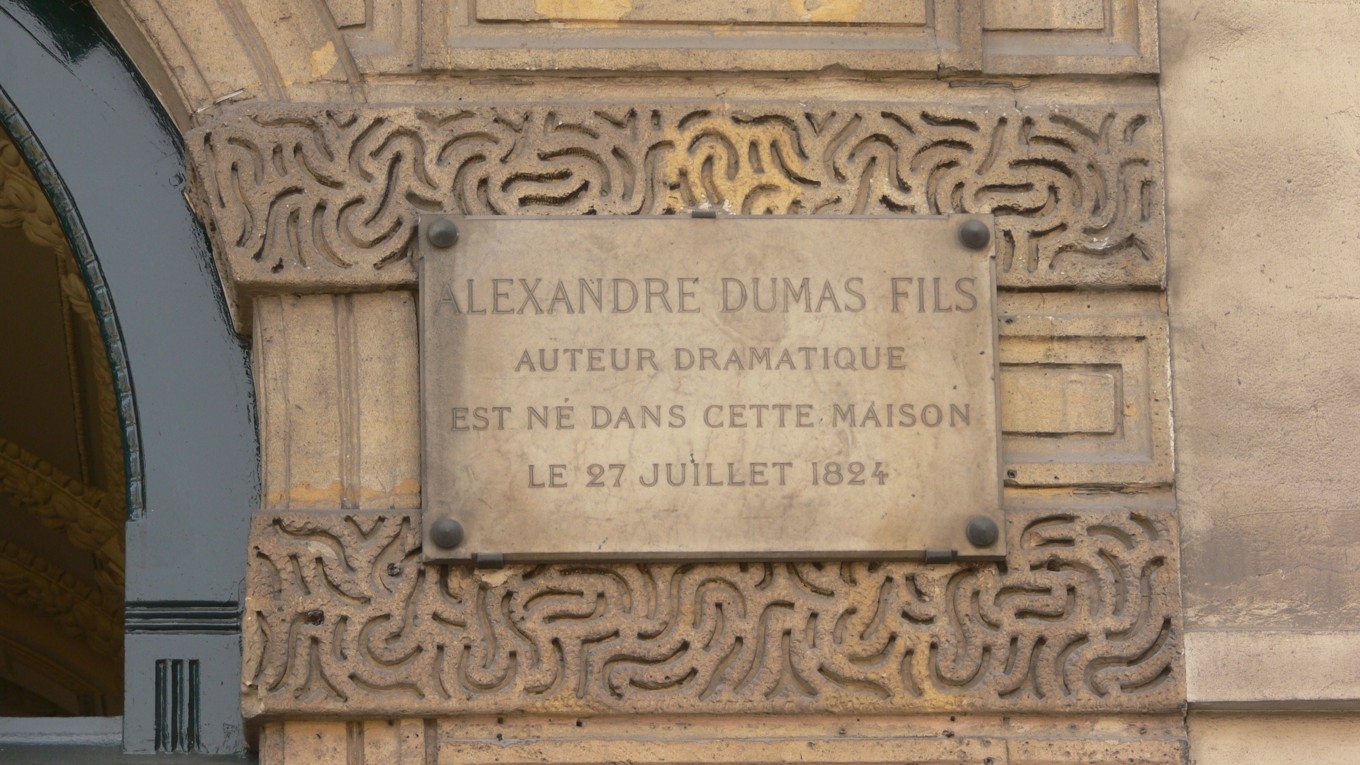 Här, på 1 place Boieldieu i Paris, föddes författaren och dramatikern Alexandre Dumas den yngre. Foto: Public Domain