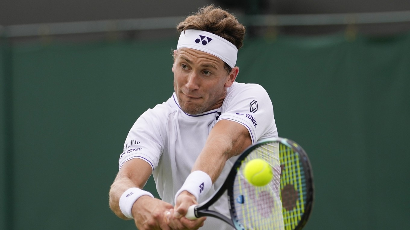 Casper Ruud under mötet med Alex Bolt i Wimbledon. Foto: Alberto Pezzali/AP Photo/TT