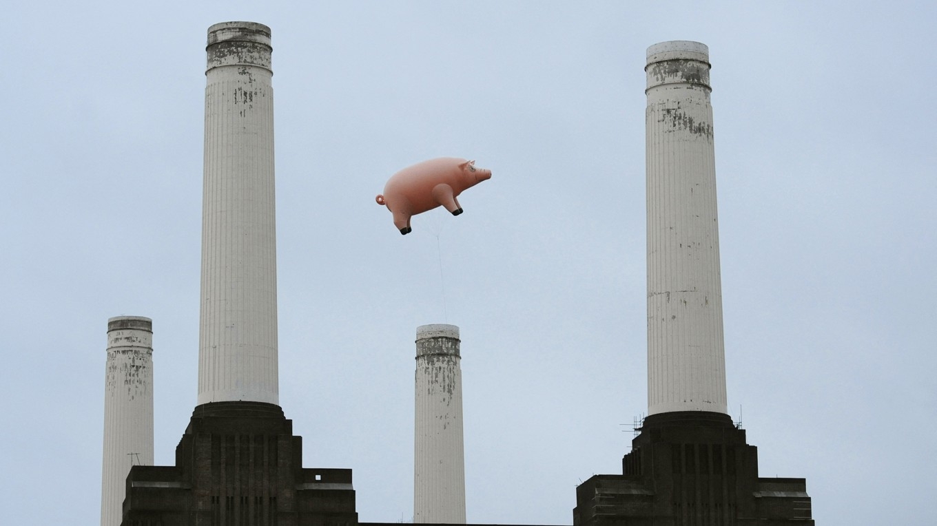 Omslaget till Pink Floyds klassiska album ”Animals” återskapat, med den flygande grisen över Battersea Power Station i London, 2011. Foto: Facundo Arrizabalaga/AFP via Getty Images