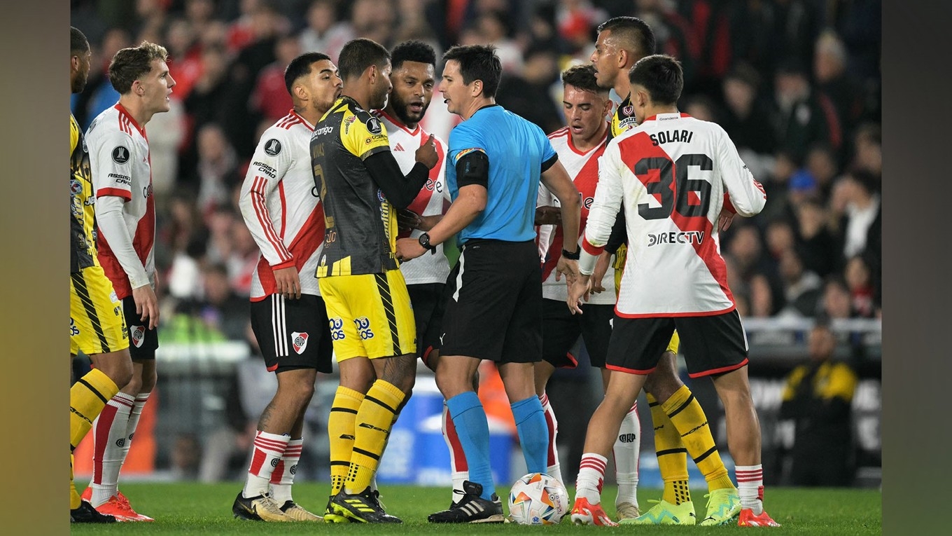 Domaren Kevin Ortega är omringad av spelare från River Plate och Deportivo Tachira. Liknande scener slipper vi förhoppningsvis i fotbolls-EM. Foto: Juan Mabromata/AFP via Getty Images