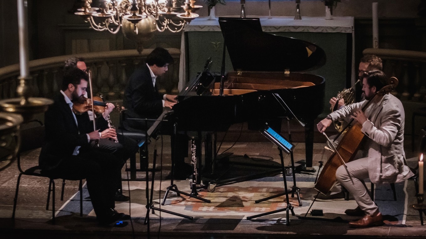 Vaughan-Williams-ensemblen i ett engagerat framförande av tonsättarens sällan spelade tidiga kvintett för blås och stråk. Foto: Harry Hästbacka