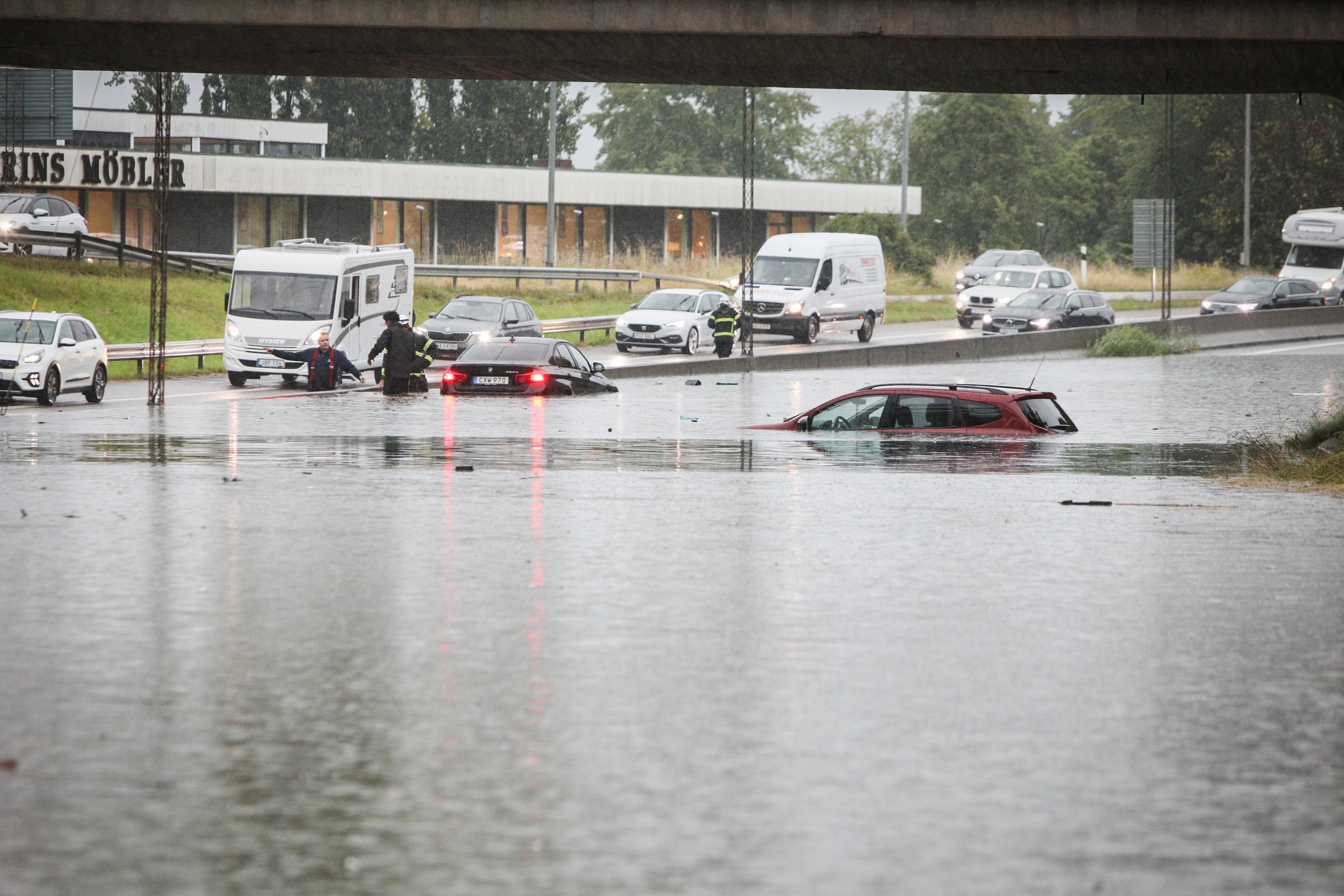 Onsdagen var riktig blöt på sina håll, inte minst i Jönköping. Foto: Mattias Landström/TT