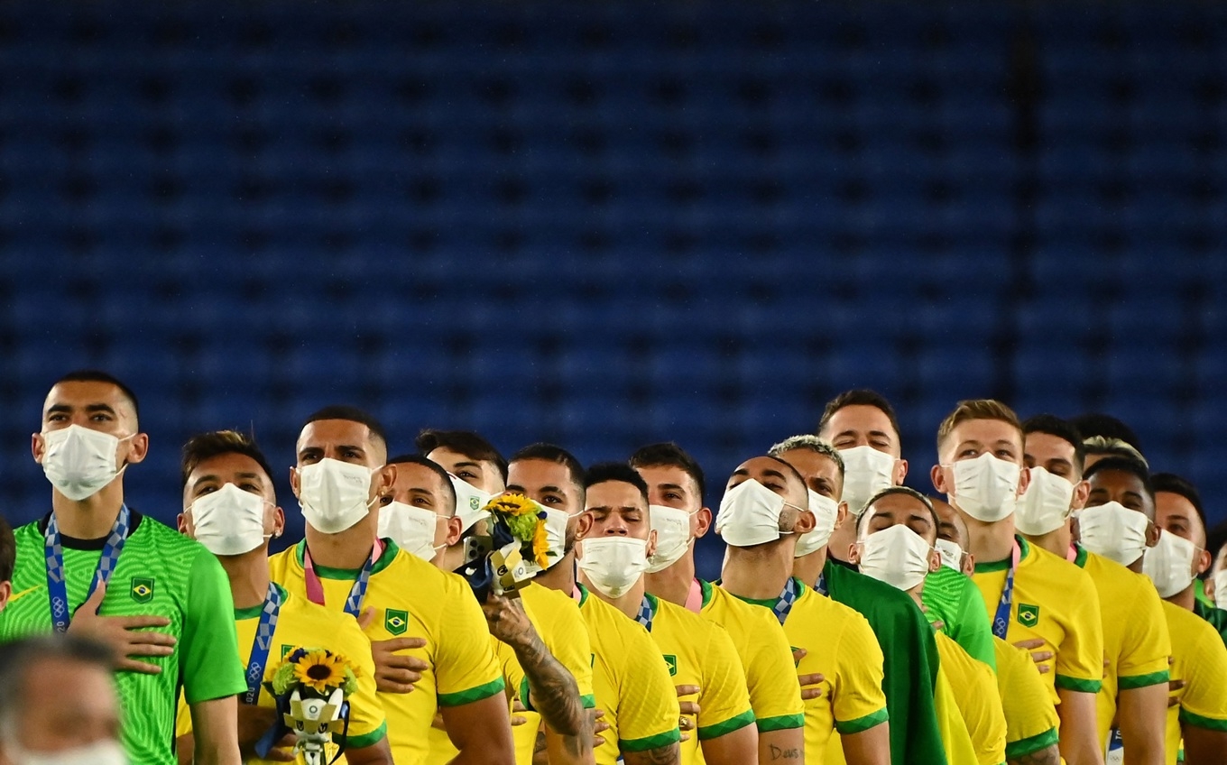 Man kanske kan säga att det länge har varit något kvävt och tillbakahållet över herrfotbollen i OS. Här Brasiliens guldlag i Tokyo 2021. Foto: Loic Venance/Getty Images