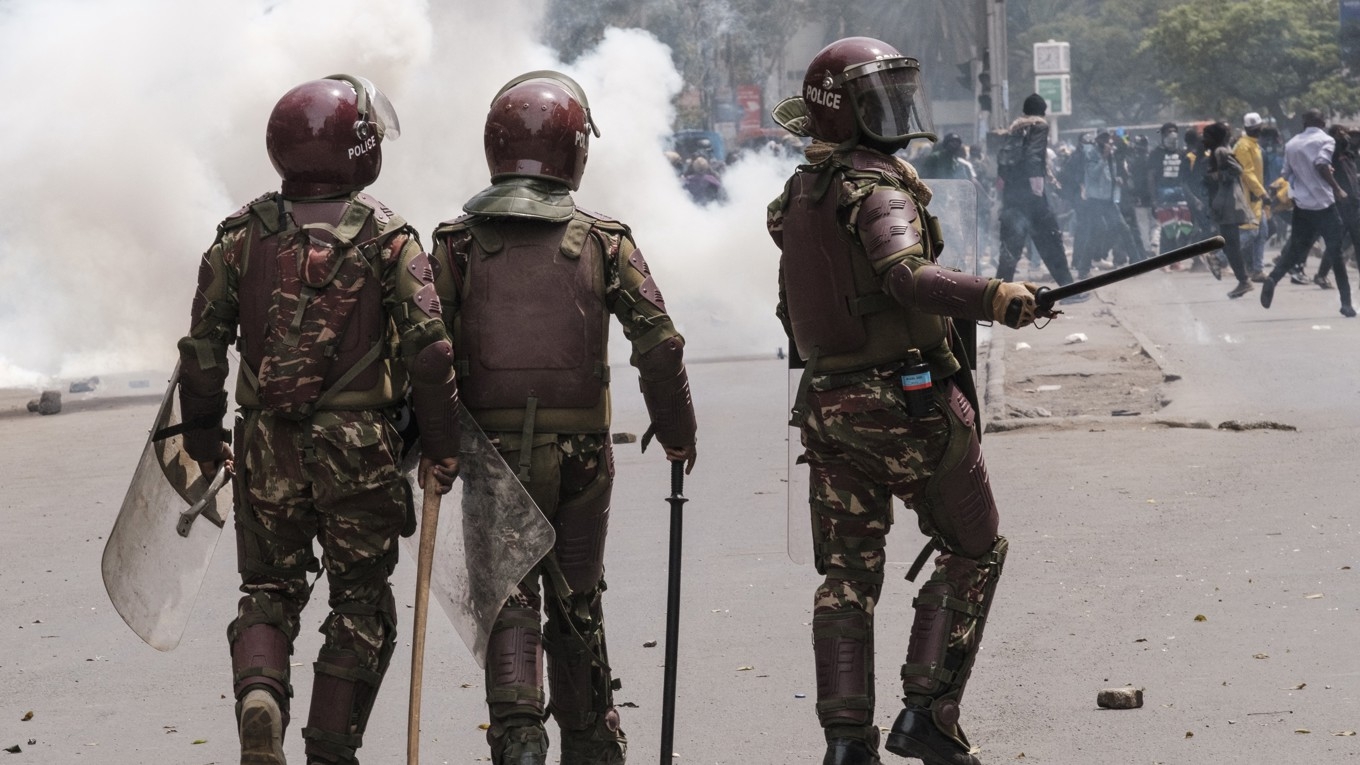 Kravallpolis i Kenyas huvudstad Nairobi, under ett upplopp på grund av skattehöjningar och korruption, den 2 juli.
Foto: Kabir Dhanji/AFP via Getty Images