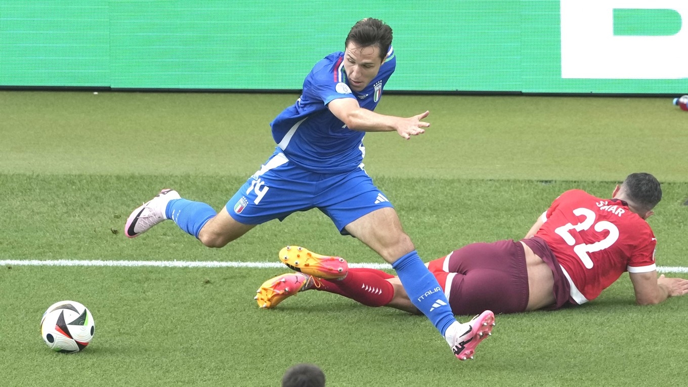 Federico Chiesa, i blått, under sommarens EM-slutspel med Italien. Arkivbild. Foto: Markus Schreiber/AP/TT