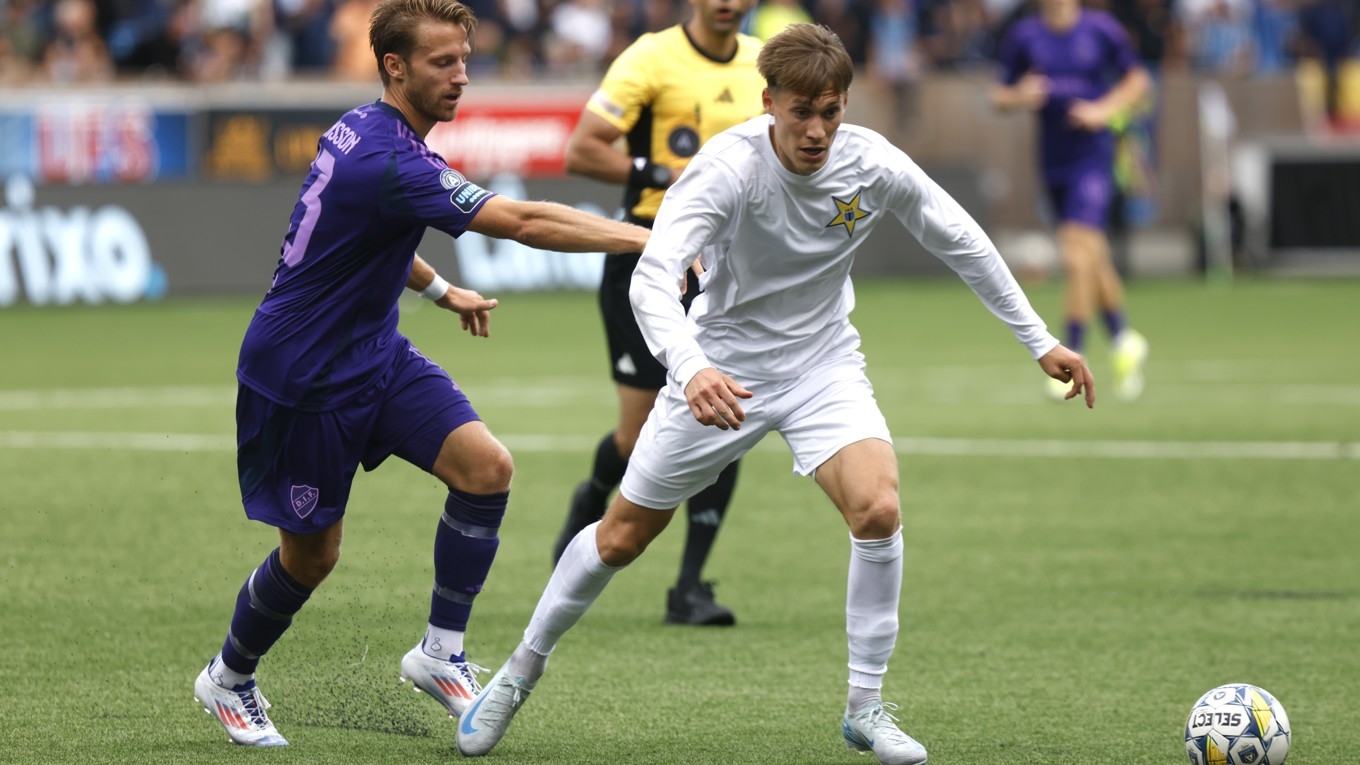 Nyblivne djurgårdaren Daniel Stensson och Sirius Marcus Lindberg. Stensson återvände till Studenternas IP efter dödshot när klubbövergången blev klar. Foto: Staffan Claesson/TT