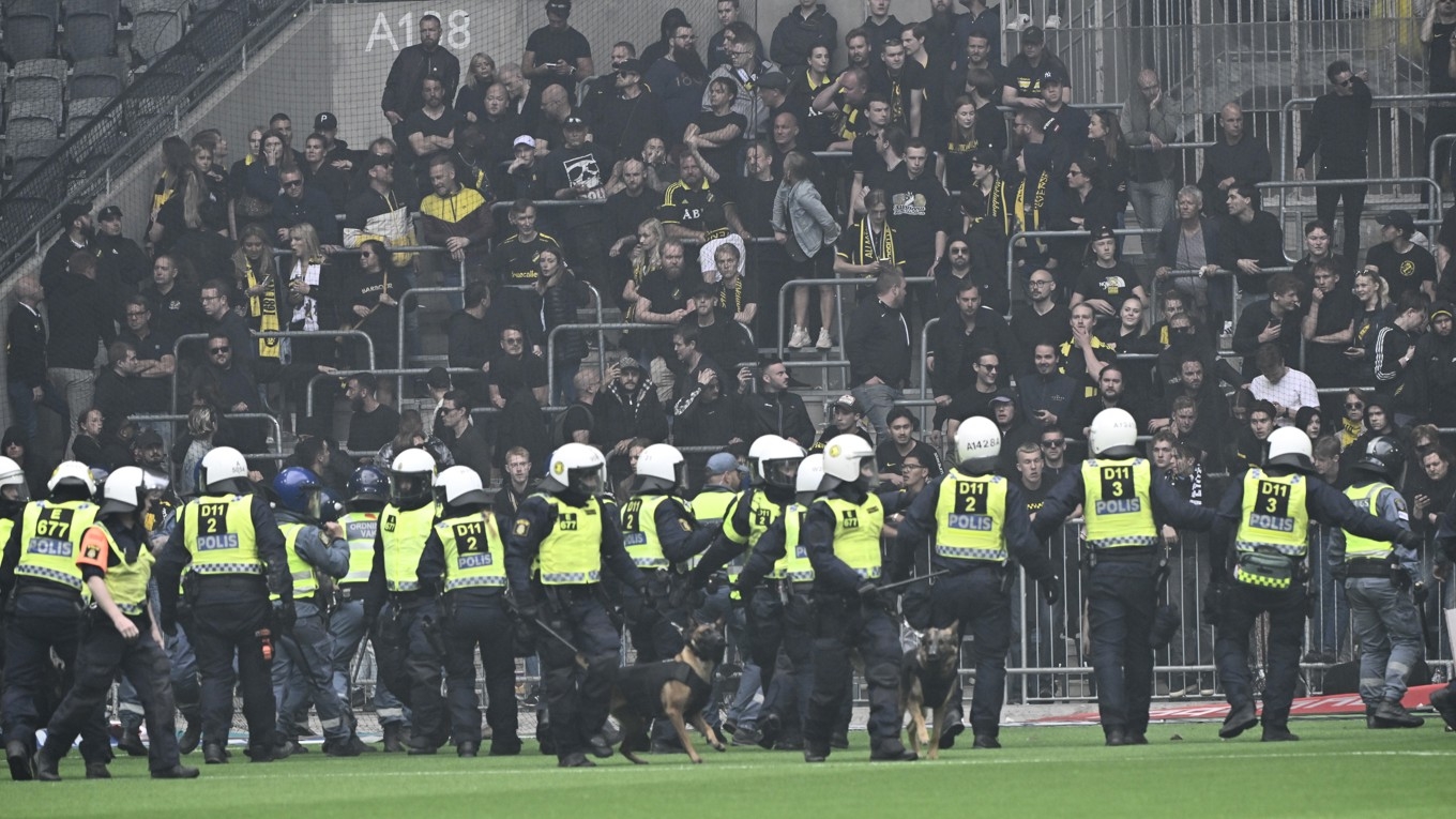 Två AIK-supportrar dömdes till fängelse efter kravallerna under fjolårets derby mot Djurgården på Tele2. Foto: Jonas Ekströmer/TT