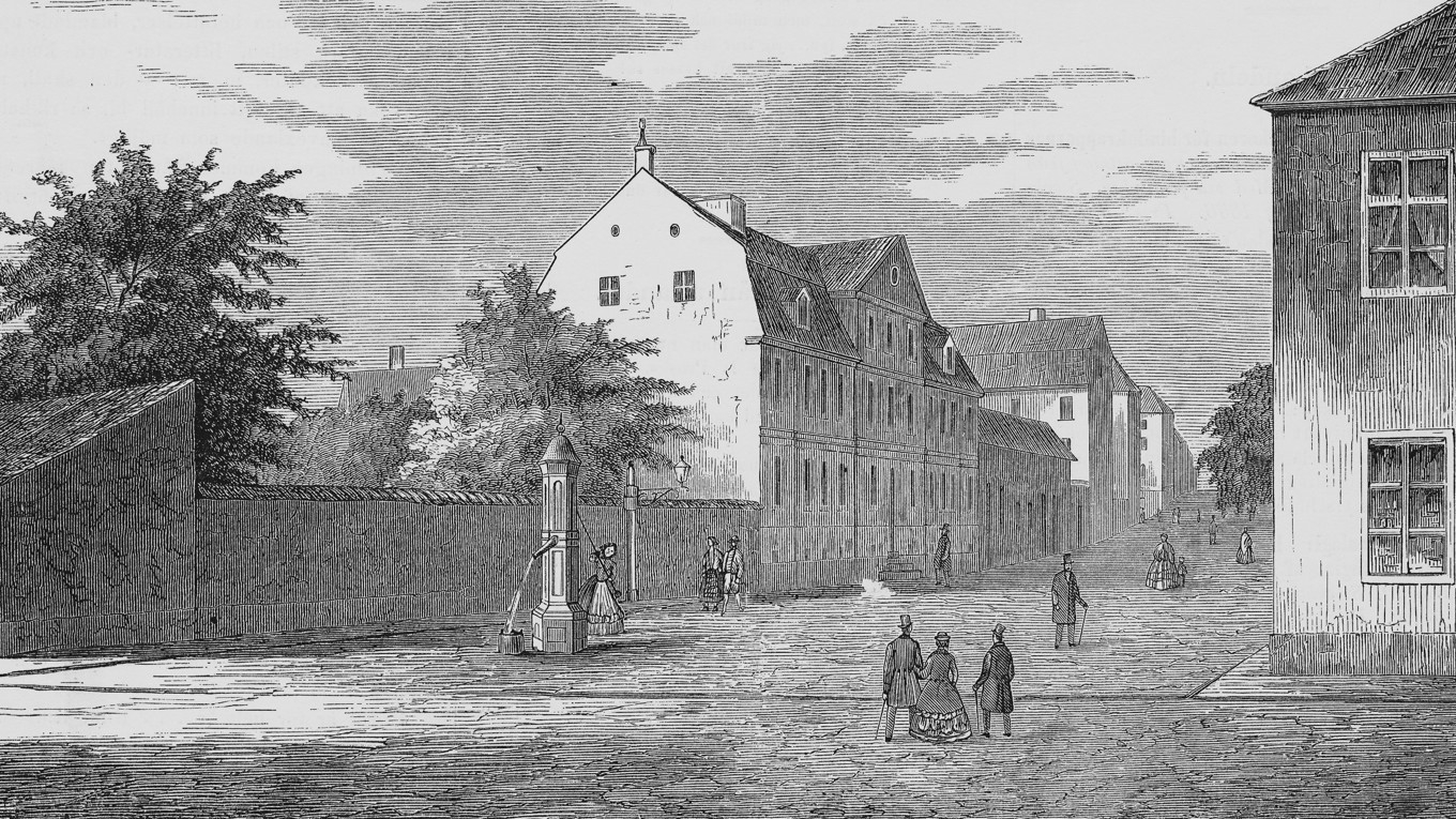 Lilla Daurerska gården, där skalden bodde under en större del av sin barndom. Vy från Bellmansgatan.   Foto: Public Domain