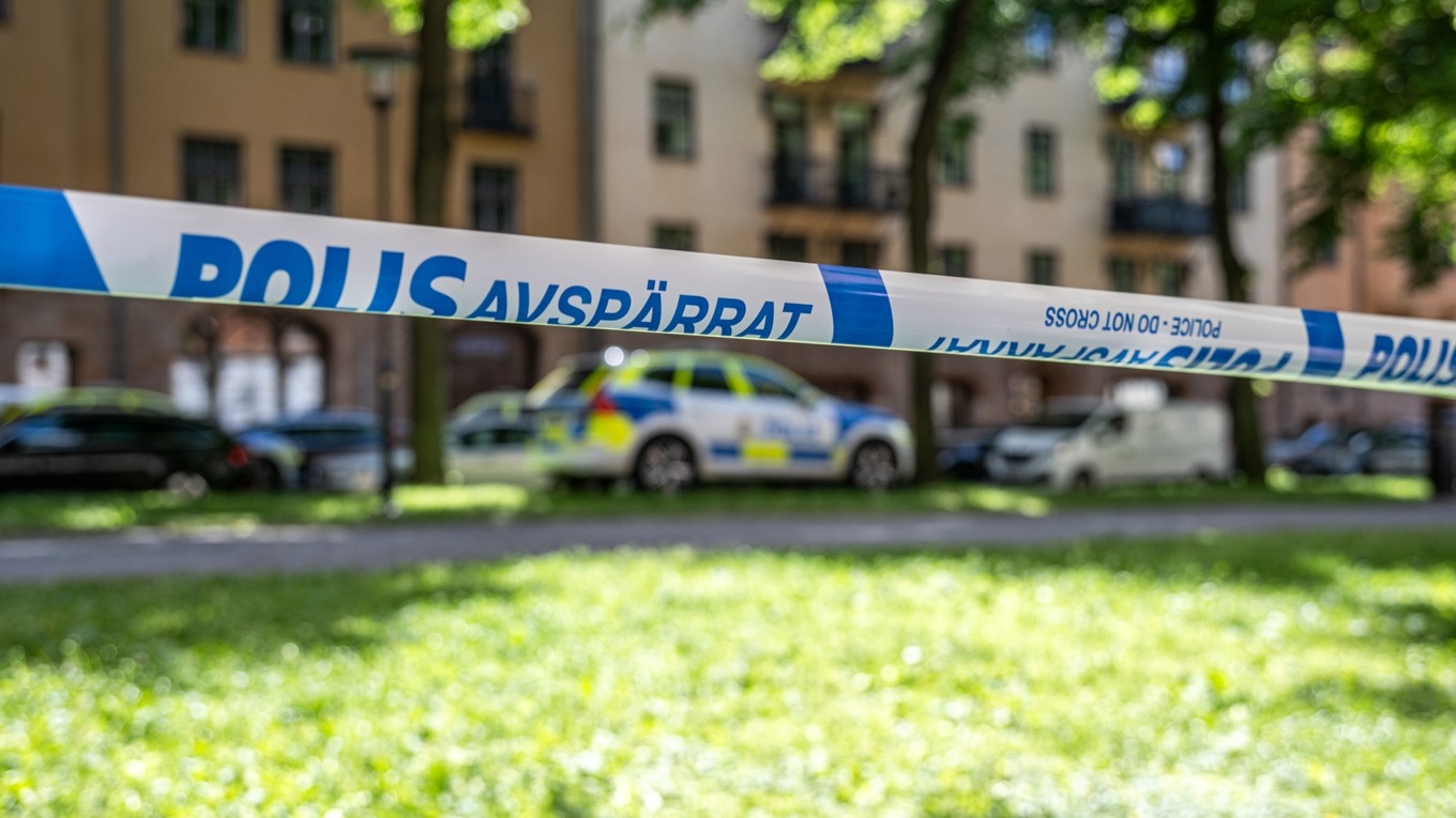 Polisavspärrning efter en skjutning i Stockholm i juni. Sverige står inför den största kriminalpolitiska utmaningen någonsin, menar skribenten.   
Foto: Roger Sahlström