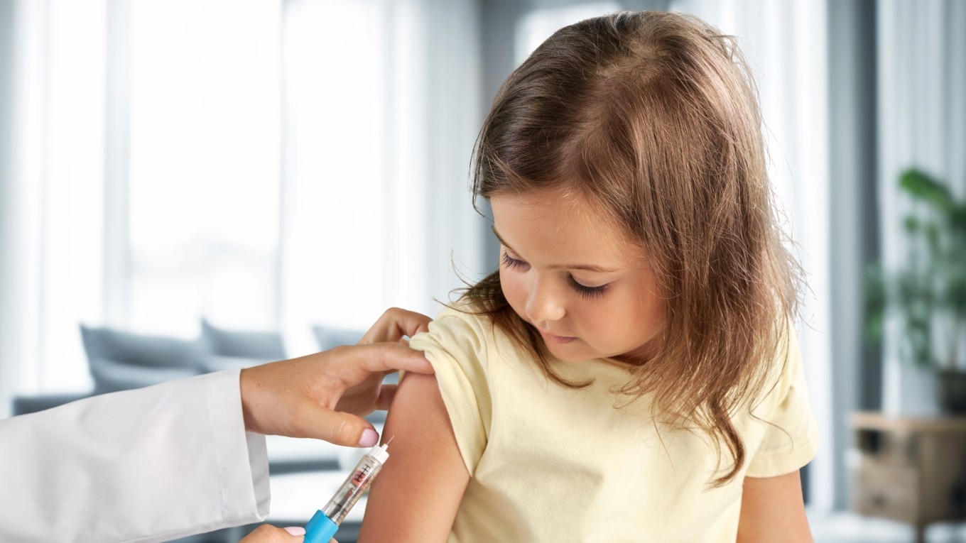 Ser vi omsorg om ett barn eller att man utsätter barnet för en onödig risk? är en fråga vi ställs inför efter att ha läst ”Vaccineffekten”.
Foto: Shutterstock