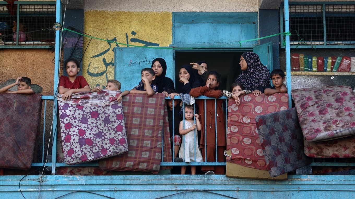 Palestinier i Nuseirat i centrala Gaza, den 11 september. Gazabornas åsikter om bland annat vapenvila, bistånd och en tvåstatslösning har undersökts.   Foto: Eyad Baba/AFP via Getty Images