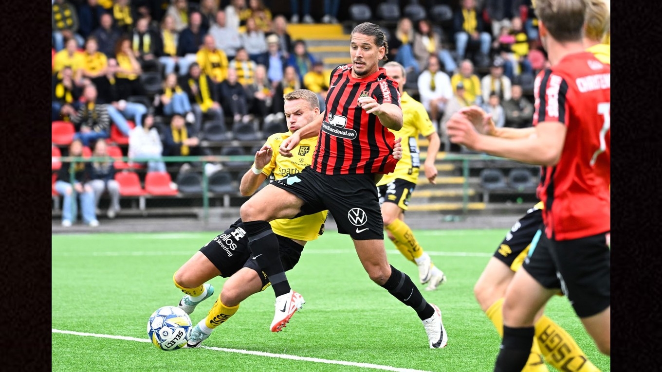 Brommapojkarnas Nikola Vasic på språng mot Elfsborg. Att skjuta BP kvar i serien är bra nog. Ska han också vinna skytteligan? Foto: Jessica Gow/TT