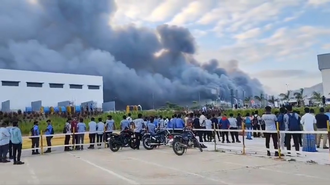 En brand har brutit ut i en fabrik i Indien. Foto: Skärmdump/X