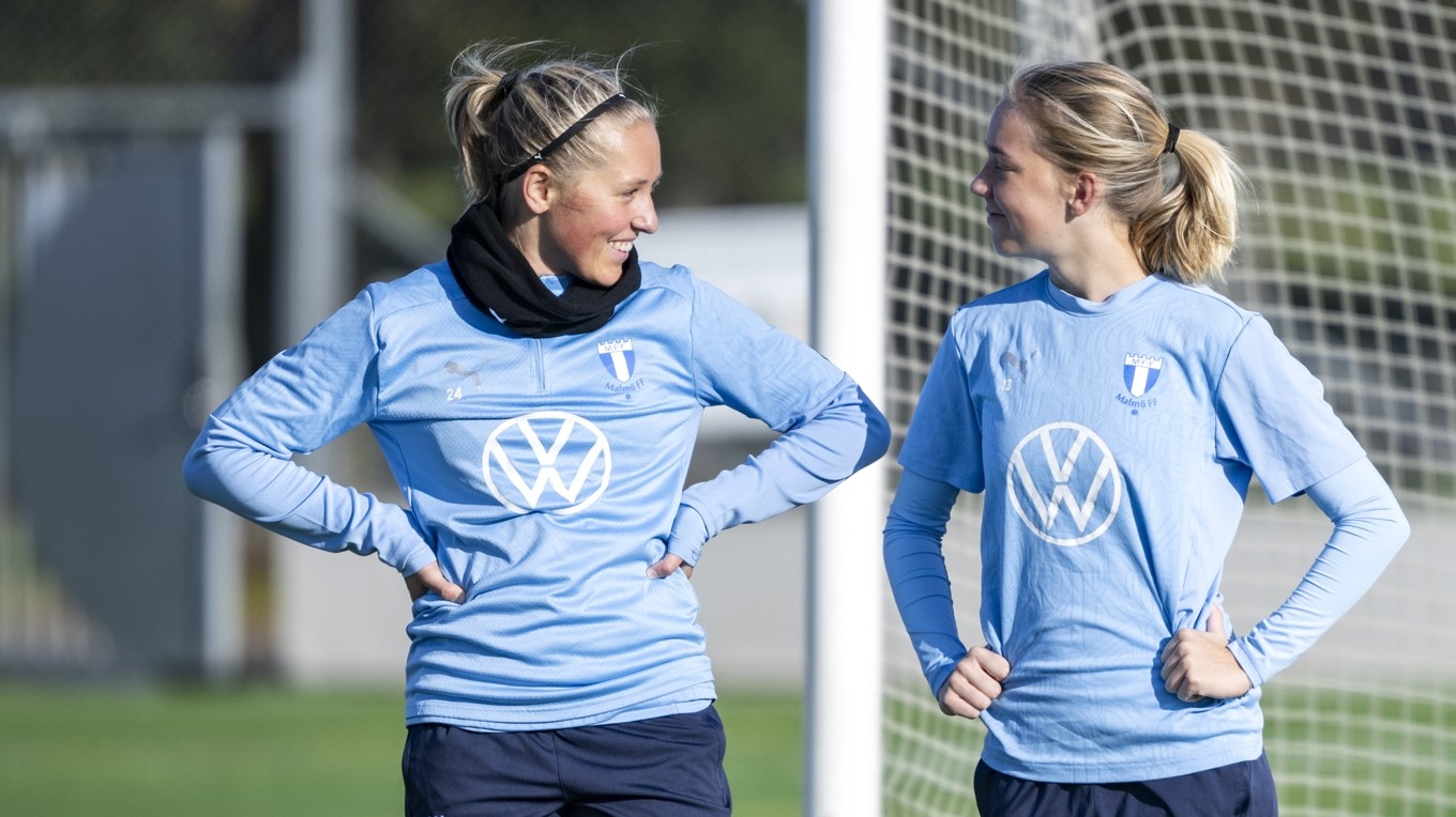 Petronella Winblad och Tilde Wahlgren i MFF under en träning inför helgens match. Foto: Johan Nilsson/TT