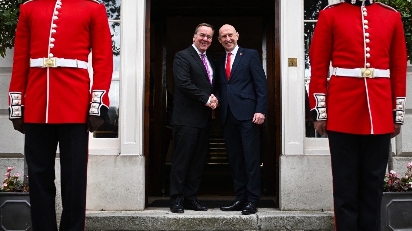 Storbritanniens försvarsminister John Healey (t.h.) och Tysklands försvarsminister Boris Pistorius skakar hand utanför Trinity House i London den 23 oktober efter undertecknandet av det nya försvarsavtalet mellan Storbritannien och Tyskland. Foto: Justin Tallis/AFP via Getty Images