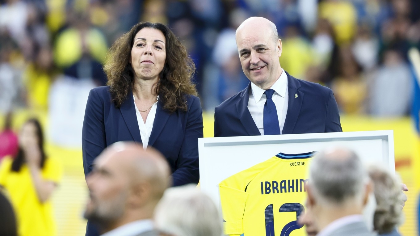 Fotbollens toppar, SvFF:s generalsekreterare Andrea Möllerberg och SvFF:s ordförande Fredrik Reinfeldt, vid avtackningsceremonin av Zlatan Ibrahimovic.
Foto: Stefan Jerrevång/TT