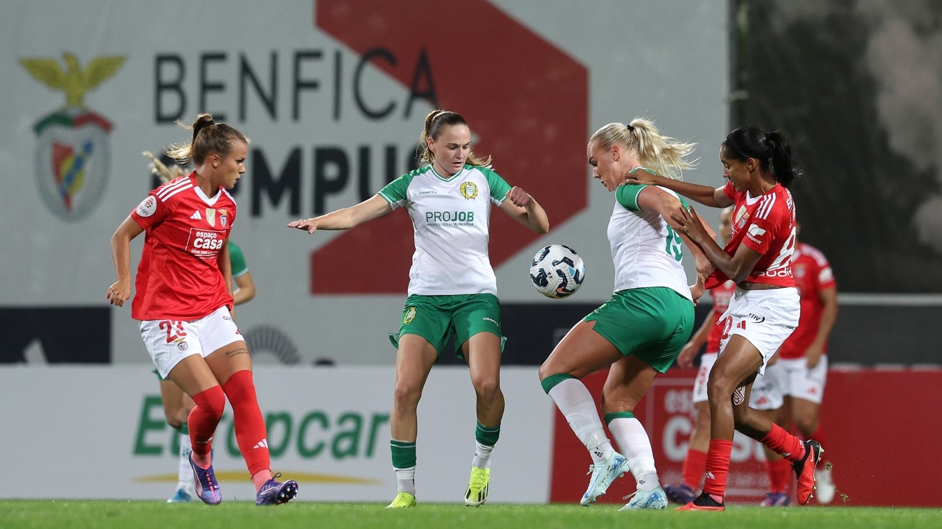 Cathinka Tandbergs 2–0-mål mot Benfica säkrade Hammarbys plats i Champions Leagues gruppspel. Tandberg (andra från höger) är ett exempel på toppspelare som klubben har kunnat rekrytera mycket tack vare sin storpublik och inramningen på matcherna. Foto: Carlos Rodrigues/Getty Images