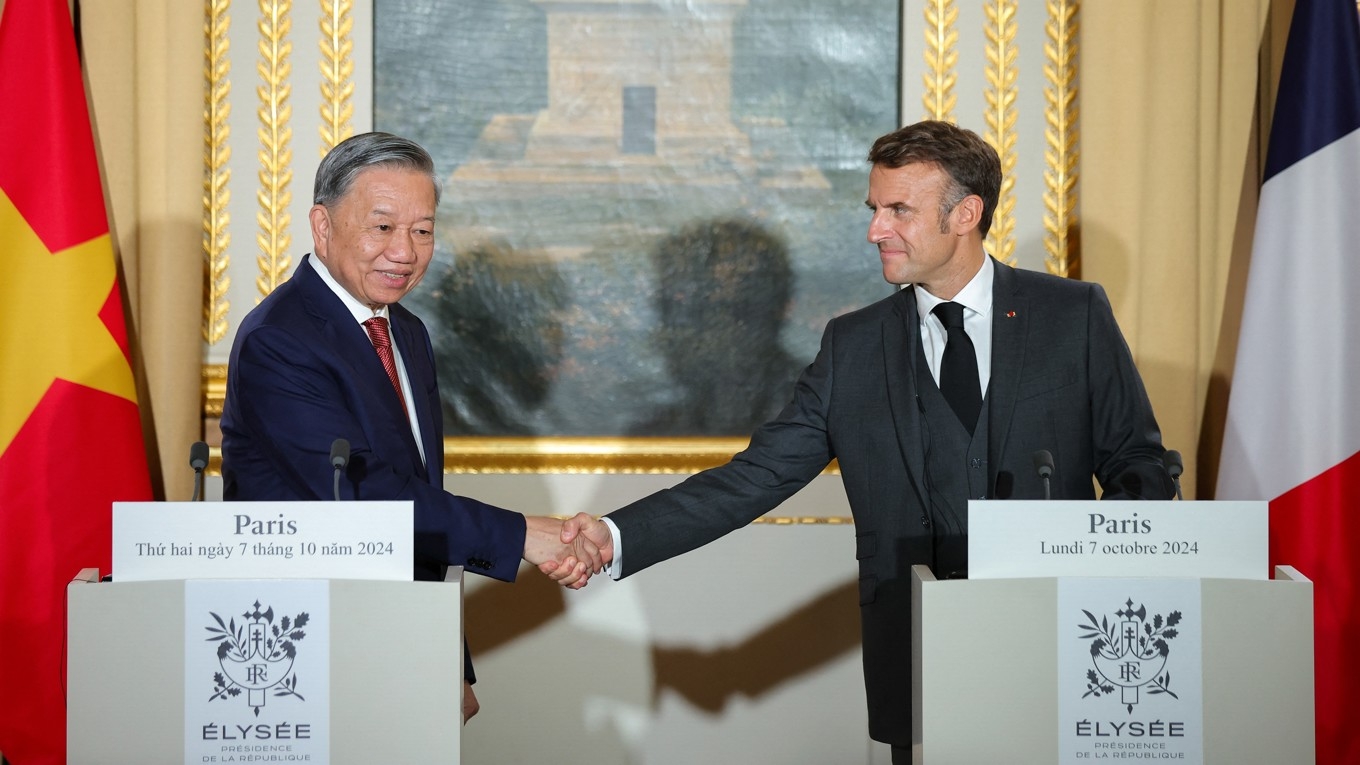 Vietnams president To Lam skakar hand med Frankrikes president Emmanuel Macron i presidentpalatset Elysee i Paris den 7 oktober. Foto: Teresa Suarez/POOL/AFP via Getty Images